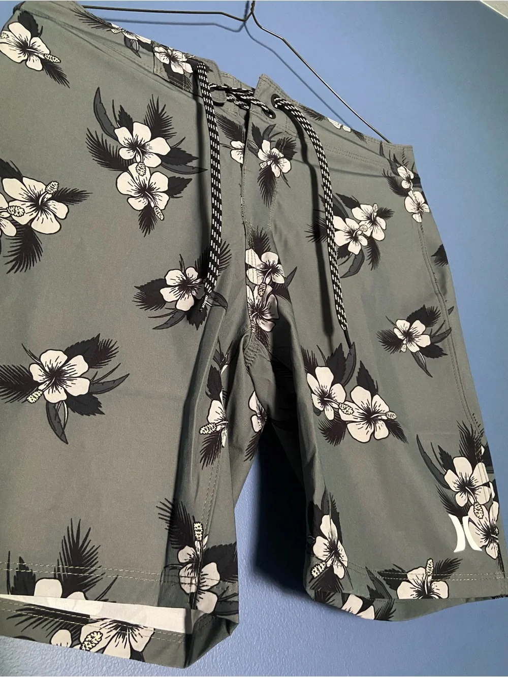 Hurley Mens Sage Green Hibiscus Boardshorts Floral Swim Trunks Size 28 NEW